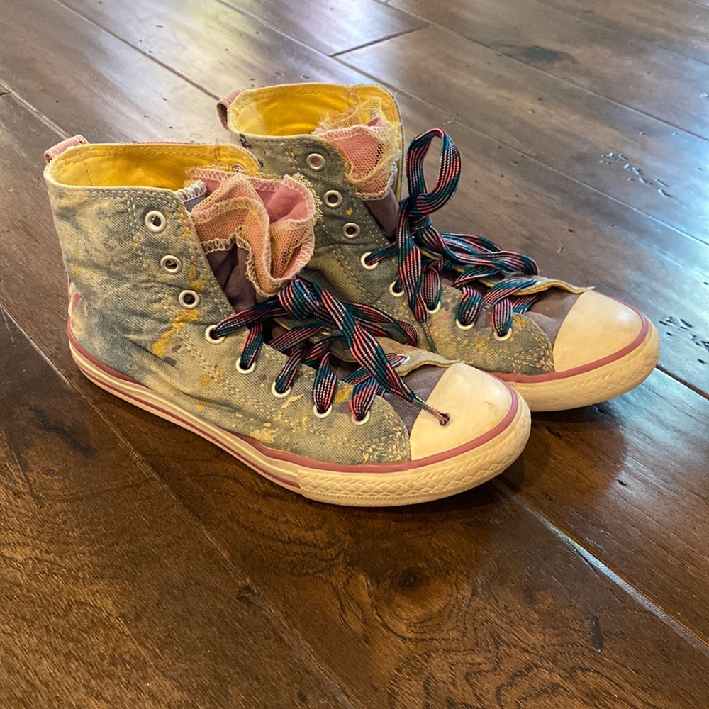 Converse, Chuck Taylor All Star high tops. 90s look. Junior size 4.